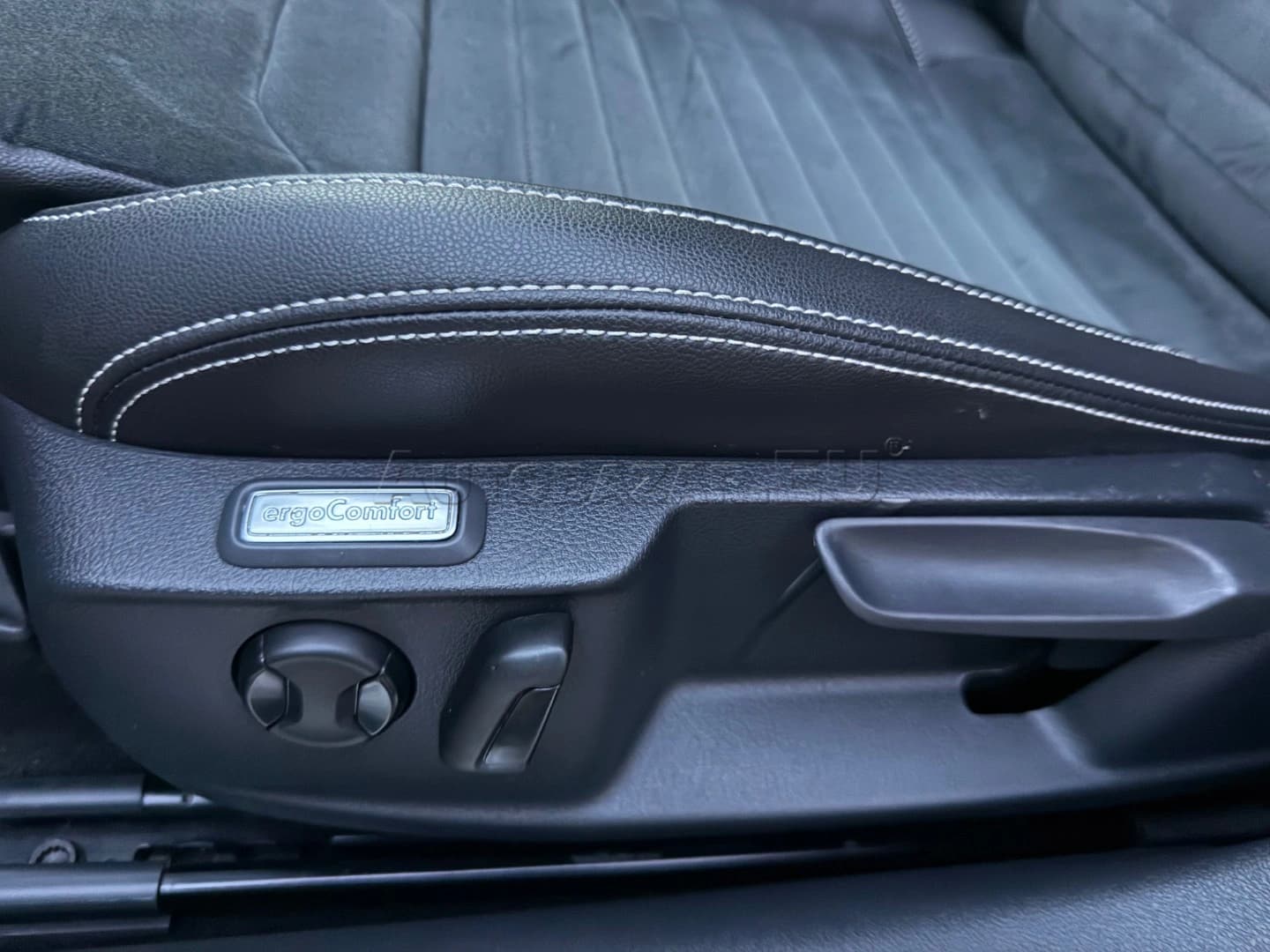 Volkswagen Passat Variant 2.0 TDI Elegance DSG - náhľad 17