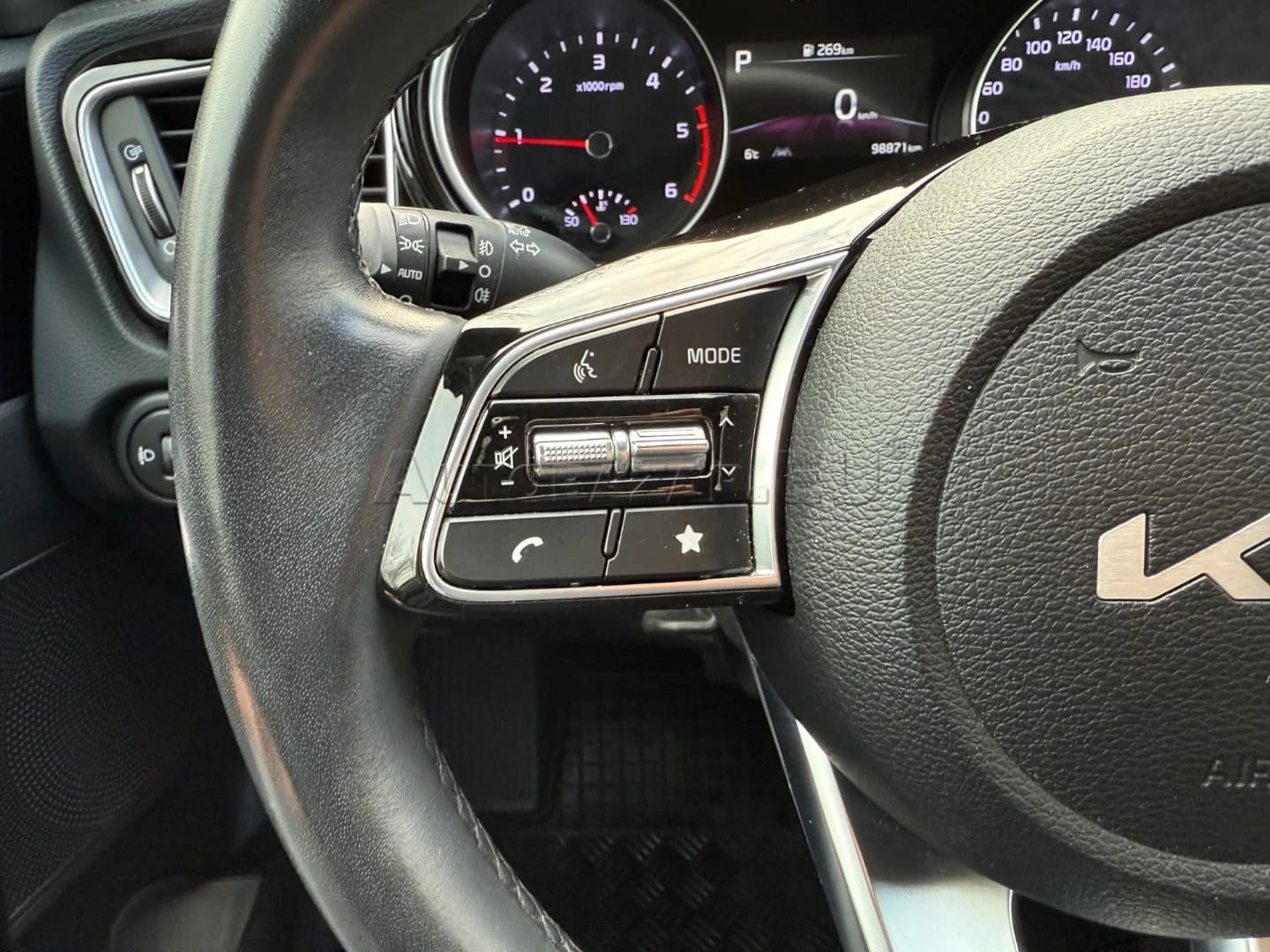 Kia Ceed SW 1.6 CRDi mHEV Gold+ A/T - náhľad 20