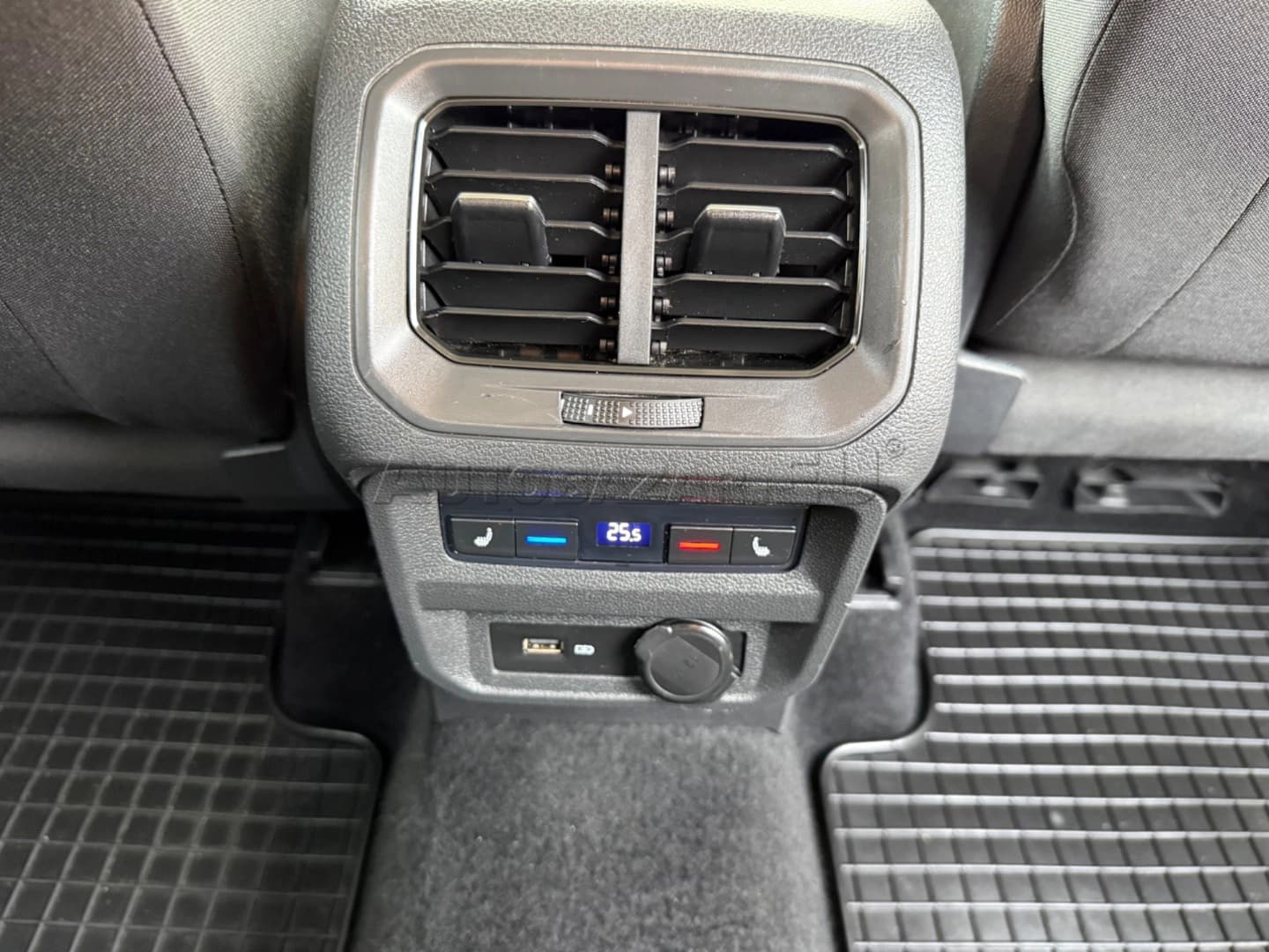 Volkswagen Tiguan Allspace 2.0 TSI 220k 4MOTION Edition Highline DSG - náhľad 17